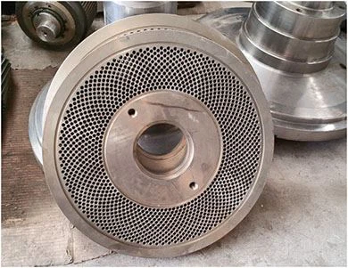 Flat die for flat die type pellet mill